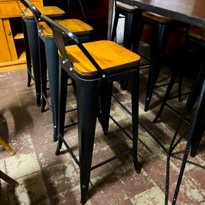 Mesa Alta Negra con 4 Banquetas de Madera y Metal - imagen 2