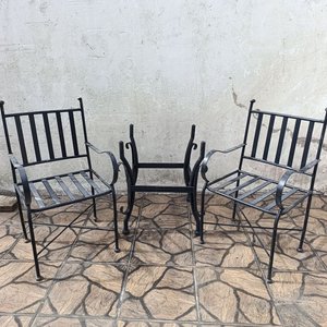 Lote siguiente: Conjunto de 2 Sillones y Estructura de Mesa de Hierro Negro