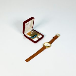 Lote siguiente: Reloj de Pulsera Casio para Dama con Malla de Cuero y Accesorios Dorados