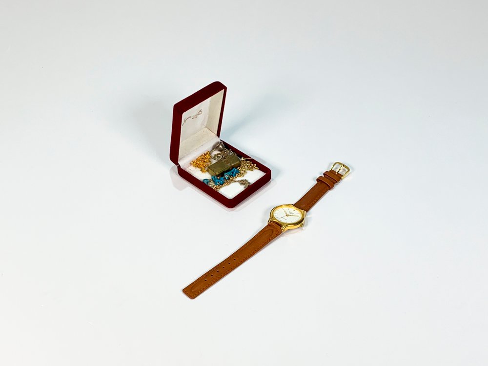 Reloj de Pulsera Casio para Dama con Malla de Cuero y Accesorios Dorados