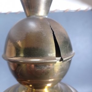 Par de Lámparas de Mesa Antiguas con Detalles de Madera y Bronce - imagen 5