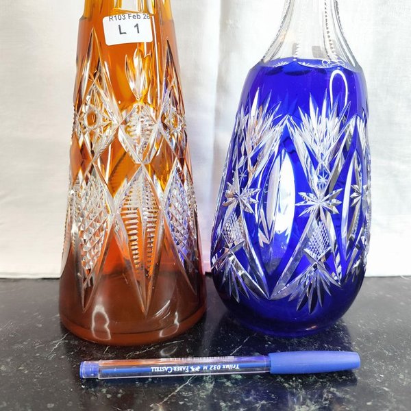 Dos botellones de Baccarat sin tapón: uno anaranjado y otro azul con detalles en el cuello - imagen 2