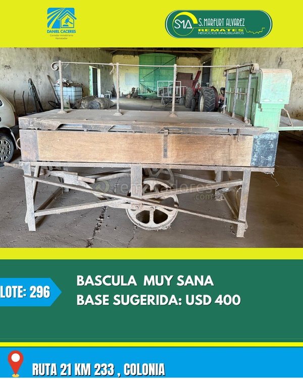 Báscula Antigua de Madera y Metal con Base Sugerida