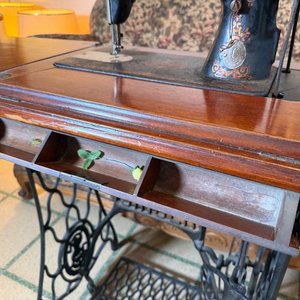 Máquina de Coser Singer Antigua con Mueble de Madera y Hierro Forjado - imagen 11
