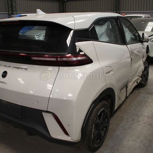 Auto Eléctrico Blanco con Daños Frontales y Laterales - imagen 2