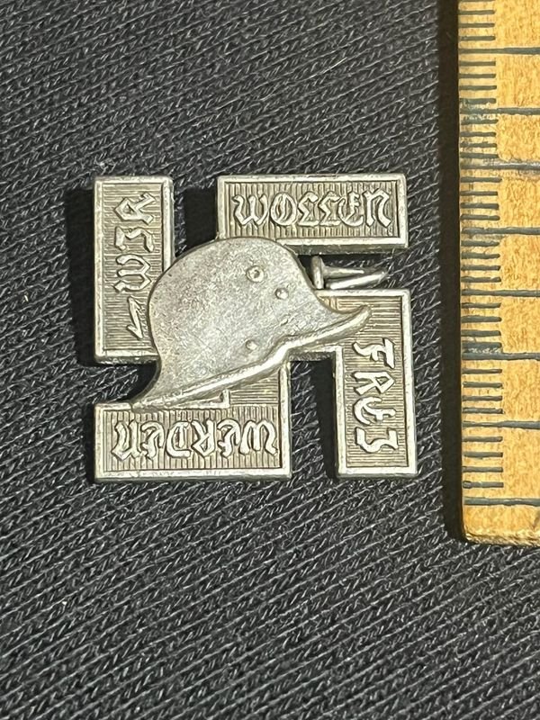 Insignia NSDAP Tercer Reich Esvástica Casco Alemán "Wir Wollen Frei Werfen" - imagen 1