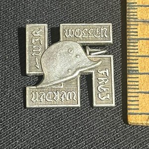 Lote siguiente: Insignia NSDAP Tercer Reich Esvástica Casco Alemán "Wir Wollen Frei Werfen"