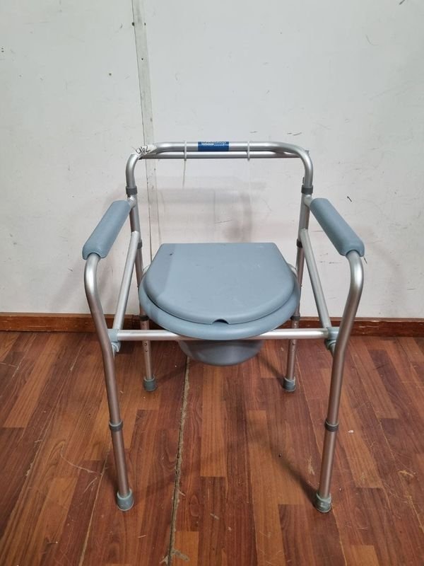 Silla Inodoro Ortopédica con Estructura de Aluminio y Asiento de Plástico