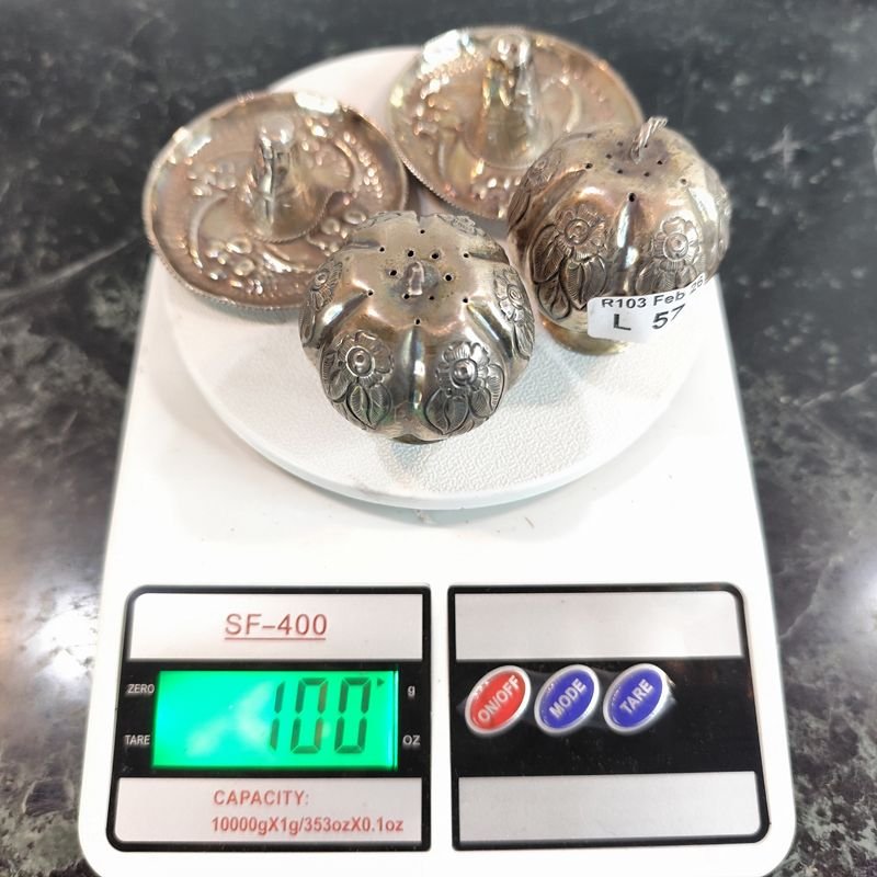 Lote siguiente: Dos sombreros mexicanos de plata en excelente condición