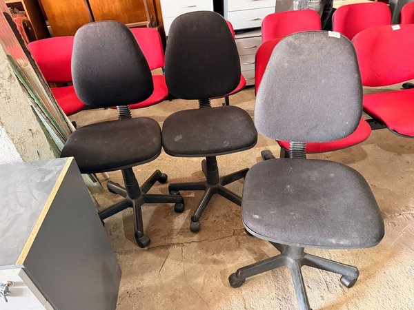 Trío de Sillas de Oficina Negras con Ruedas