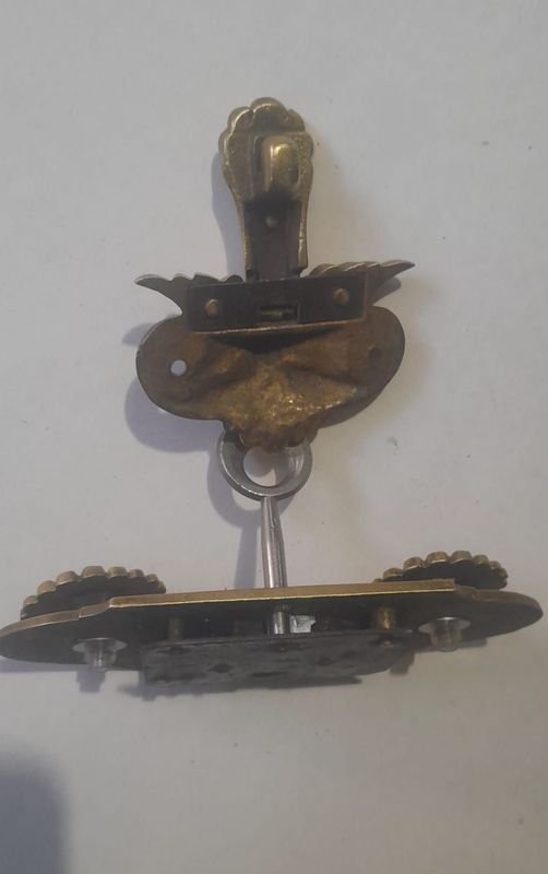 Antigua Cerradura en Bronce con figuras Mitológicas y llave - imagen 4