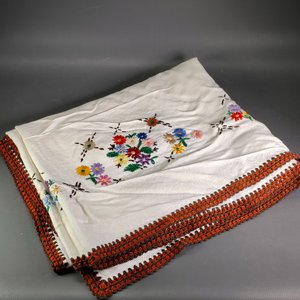Lote anterior: Mantel Rectangular Blanco con Bordados Florales y Borde Tejido