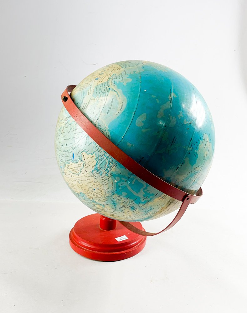 Lote siguiente: Globo terráqueo de fibra y metal