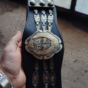 Cinto de cuero antiguo con apliques de plata y oro - imagen 1