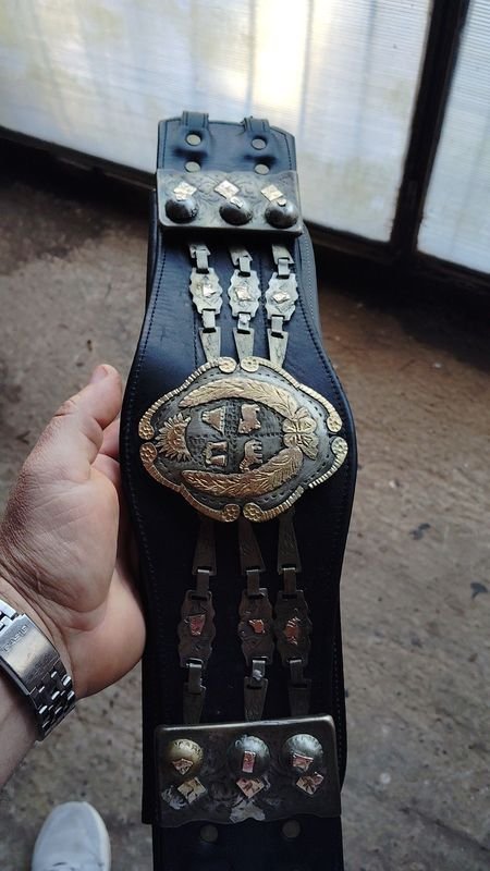 Cinto de cuero antiguo con apliques de plata y oro