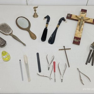 Lote de 19 piezas: Set de tocador, crucifijo, calzadores y accesorios - imagen 1