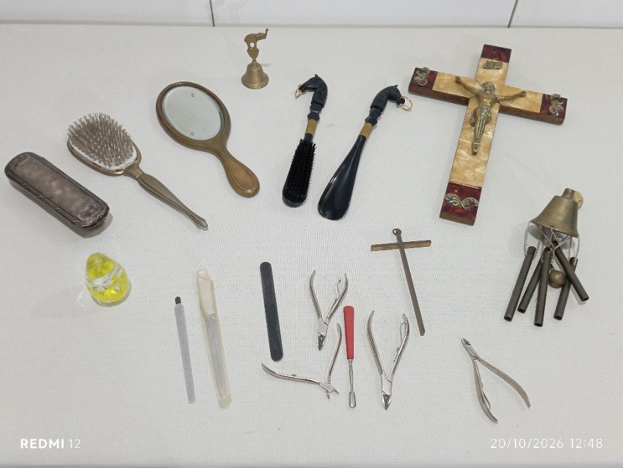 Lote de 19 piezas: Set de tocador, crucifijo, calzadores y accesorios