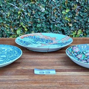 Lote siguiente: Tres Platos Decorativos de Pared con Diseños Orientales
