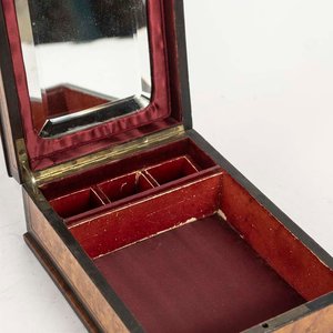 Cofre Antiguo Enchapado en Raíz con Incrustaciones de Bronce y Nácar - imagen 2