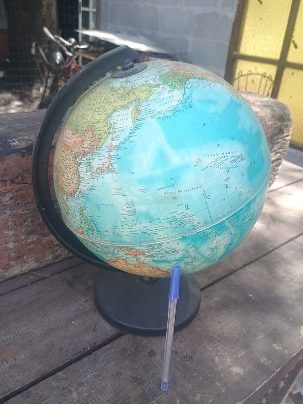Globo Terráqueo de Plástico en Buen Estado