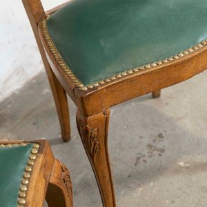 Par de Sillas Francesas Talladas con Tapizado Verde y Detalles en Lustre - imagen 3