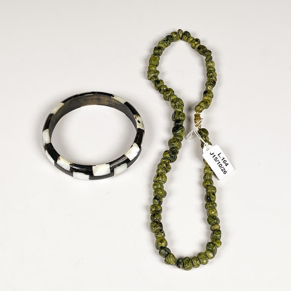 Collar de Piedras Verdes y Brazalete de Madera y Nácar