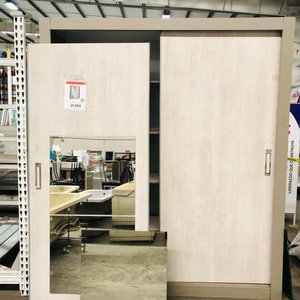 Lote siguiente: Ropero Beige con Puertas Corredizas en MDF