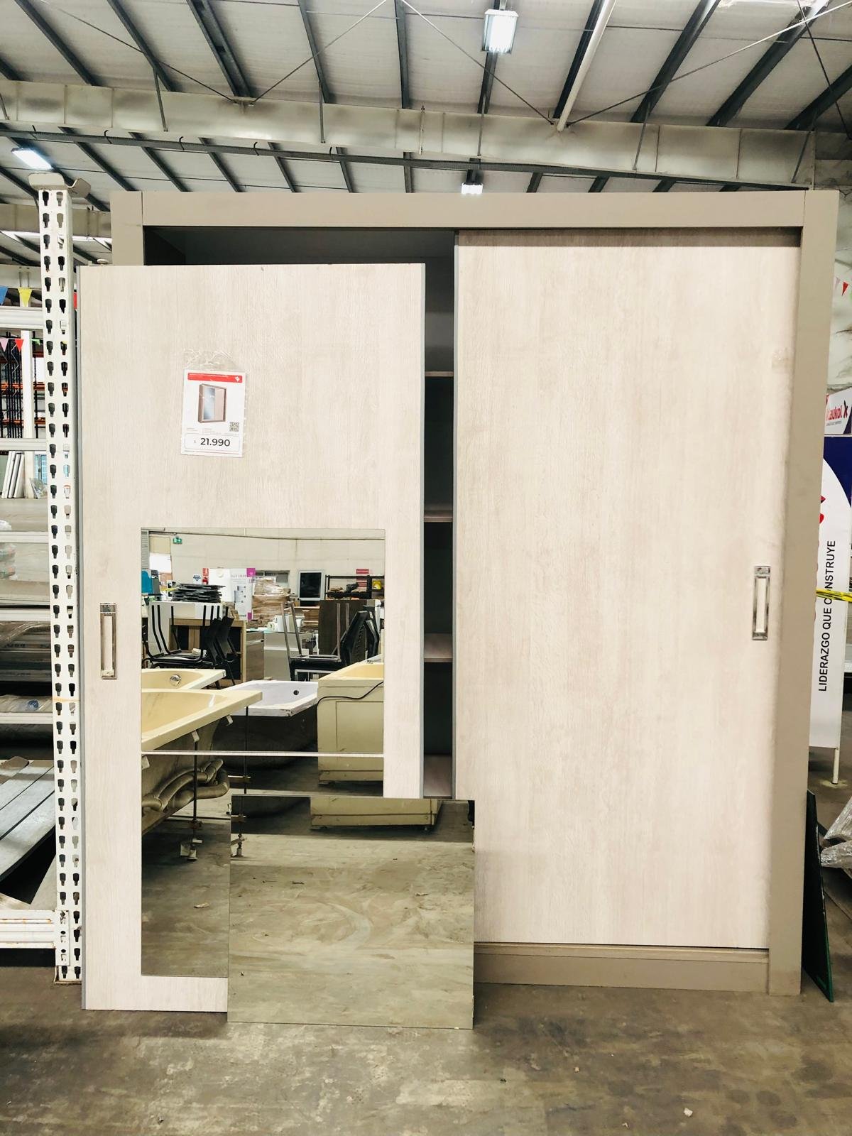 Ropero Beige con Puertas Corredizas en MDF