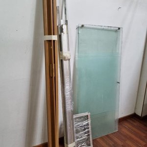 Set de 3 Piezas: Puerta de Vidrio Corrediza, Ventana de Baño y Cortina - imagen 4