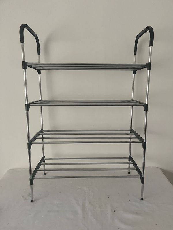 Lote siguiente: Zapatera de metal con estanterías ajustables
