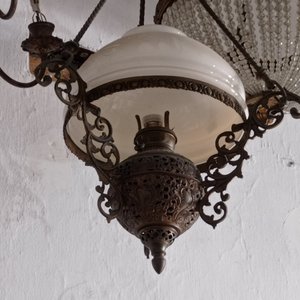 Quinqué de Bronce con Diseño Calado y Relieves, Tulipa con Fisura - imagen 3