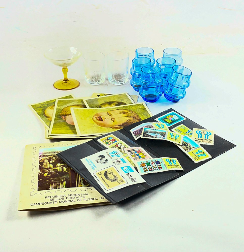 Lote de Vasos de Vidrio Color, Postales y Sellos