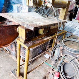 Lote anterior: Sierra ingletadora , base hierro, motor trifasico ( prende, gira )  con faltantes