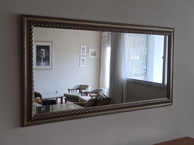 Espejo moderno con marco dorado y reflejo de la habitación - imagen 2