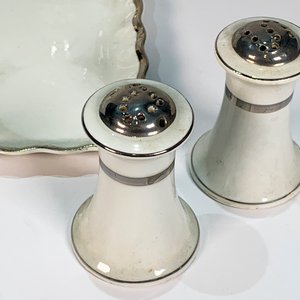 Juego de Aceiteras, Vinagrera y Saleros de Porcelana Checoslovaca con Monogramas Plateados - imagen 5