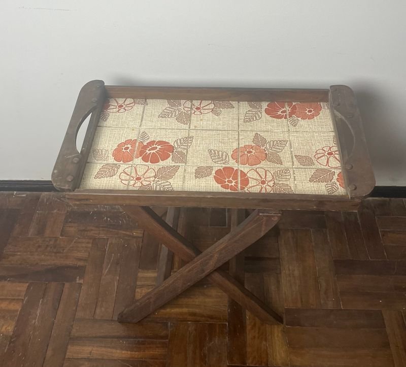 Mesa bandeja de madera con patrón floral - imagen 2