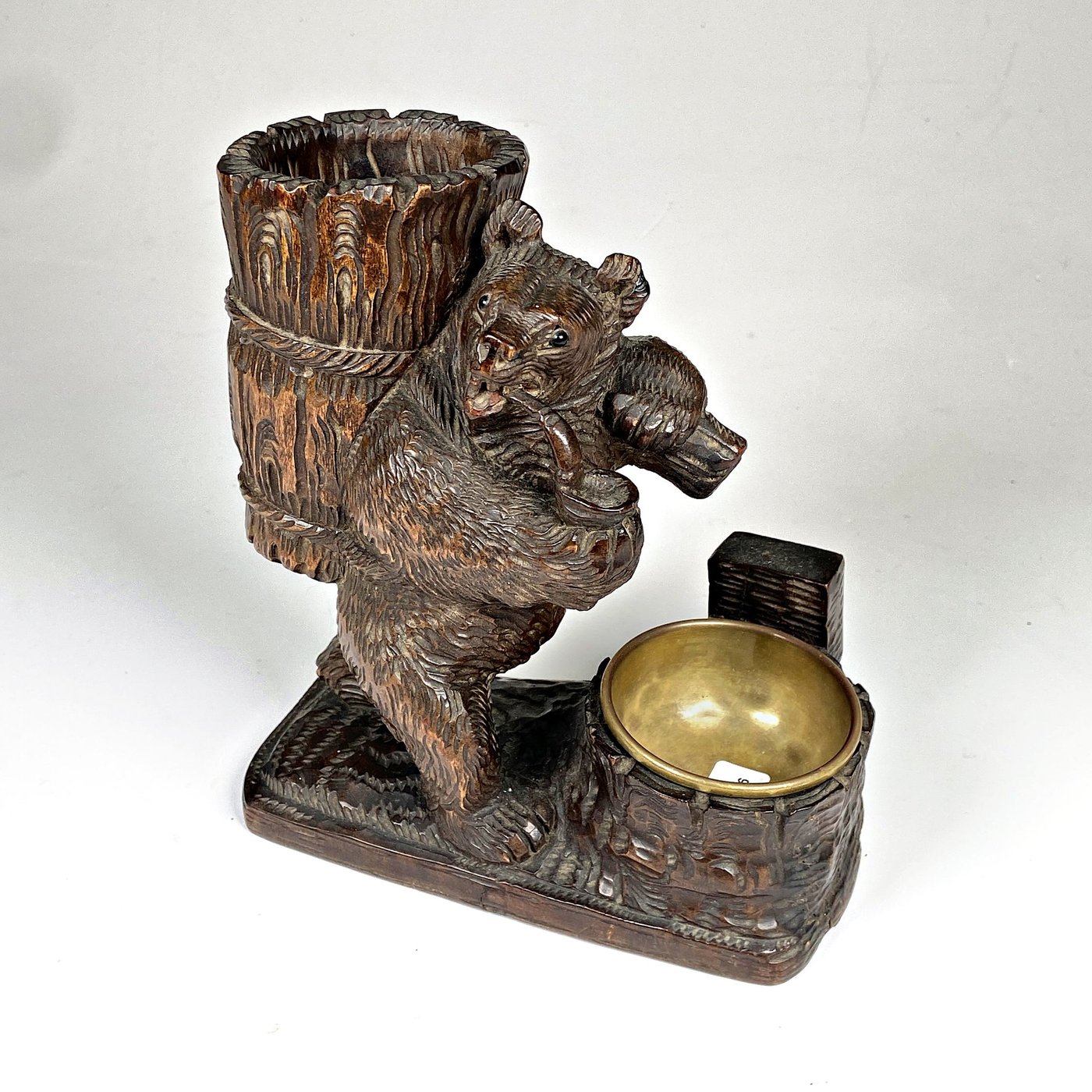 Tabaquera Antigua de Madera con Figura de Oso y Cenicero
