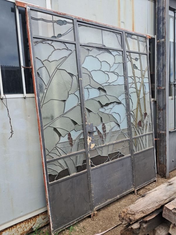 Puerta de hierro con vitrales en buen estado - imagen 2