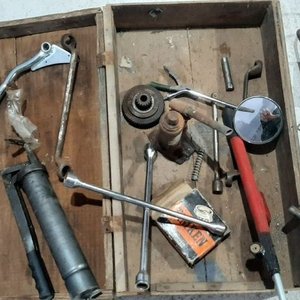 Cajón de Madera con Herramientas Varias: Gato, Llaves e Inyector - imagen 1