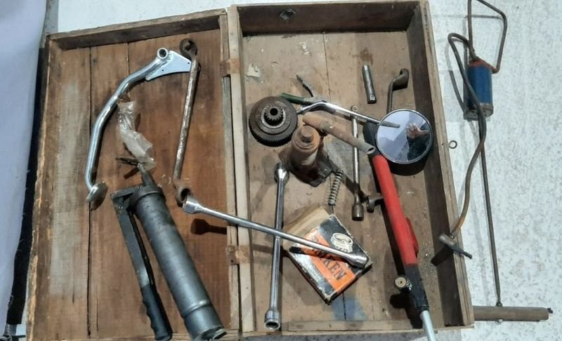 Cajón de Madera con Herramientas Varias: Gato, Llaves e Inyector