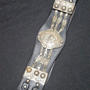 Cinto de cuero antiguo con apliques de plata y oro - imagen 5