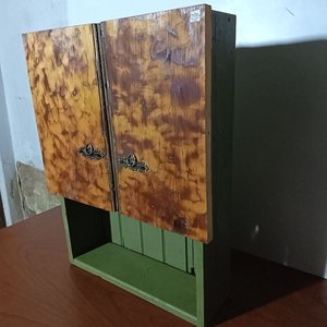 Botiquín o Estante Rústico de Madera con Puertas y Estantes Interiores - imagen 2