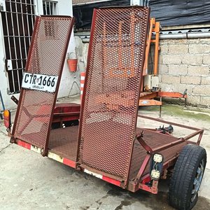 Tráiler Remolque de Un Eje con Rampa de un solo eje de estructura robusta fabricado en acero, ideal para el traslado de vehículos ligeros, maquinaria pequeña, motocicletas o cuatriciclos. Cuenta con una plataforma de carga de chapa antideslizante y rampas traseras abatibles - Con Documentación - imagen 3