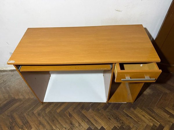 Escritorio de madera claro con cajón y espacio para teclado