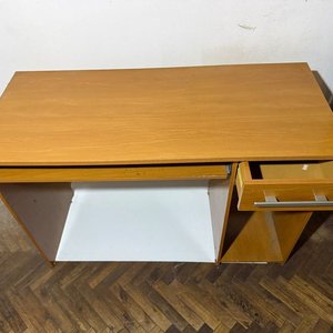 Lote anterior: Escritorio de madera claro con cajón y espacio para teclado