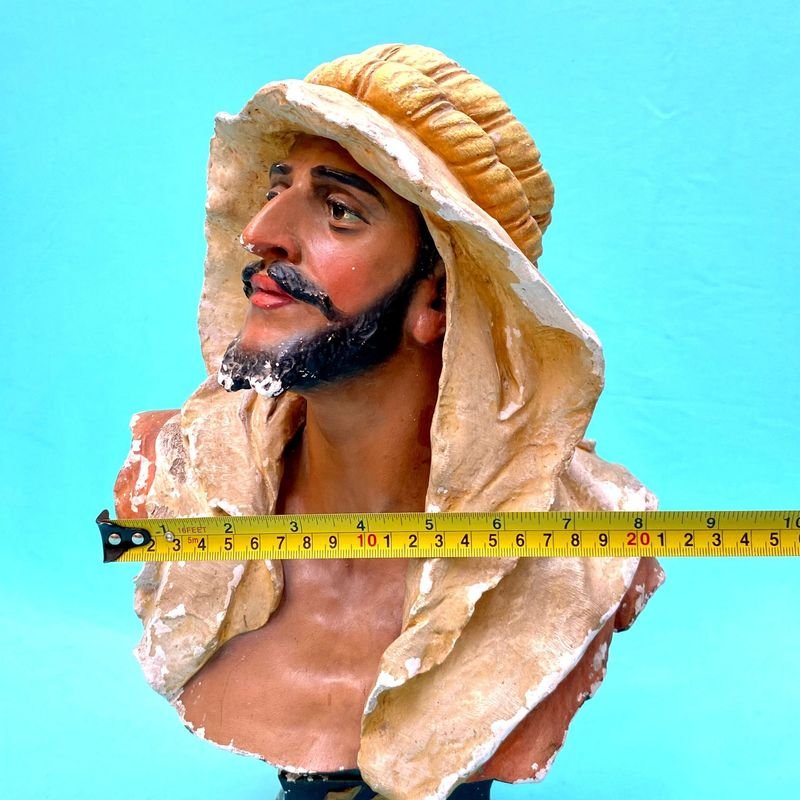 Figura busto de Jeque o Personaje del Medio Oriente en tiza pintada a mano - imagen 7