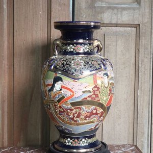Lote anterior: Florero Satsuma Cobalto con Peana de Madera, 37 cm