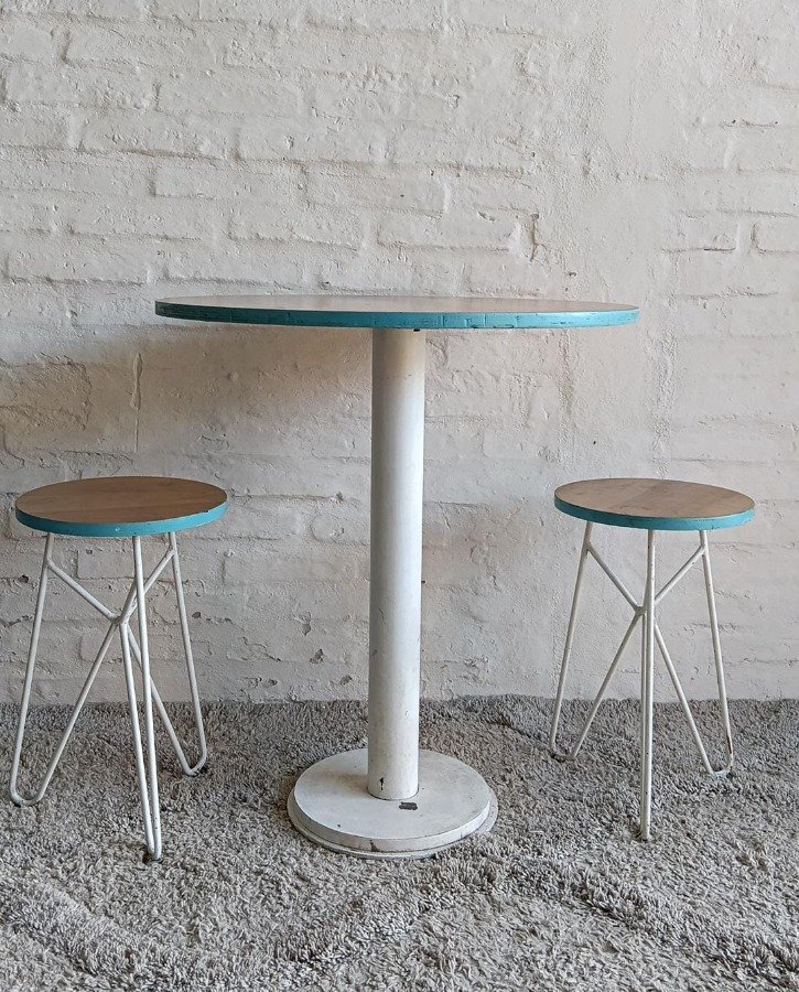 Mesa Redonda con Dos Taburetes Estilo Industrial
