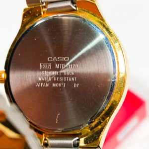 Reloj Casio Dorado con Esfera Blanca y Correa Metálica - imagen 4