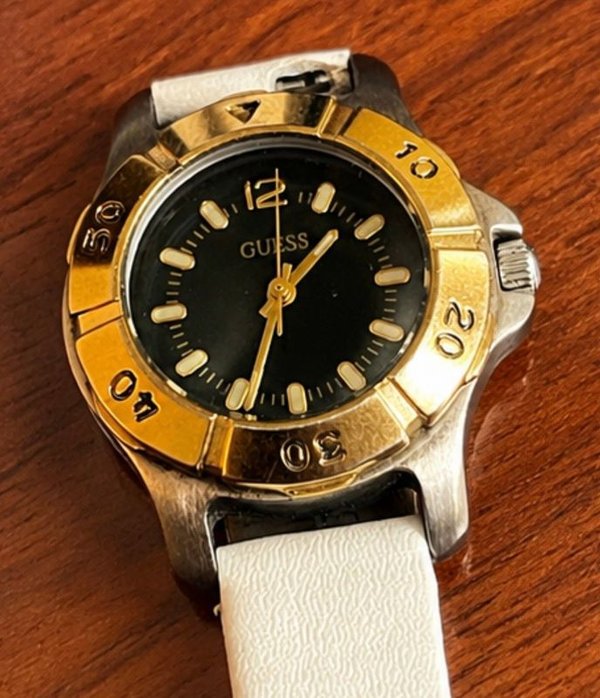 Reloj Guess de Dama Deportivo con Bisel Dorado y Correa Blanca